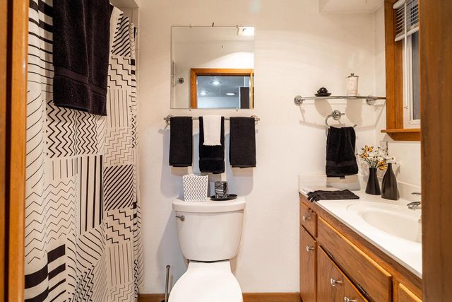 3725 W Abbott AVENUE, Greenfield, WI 53221