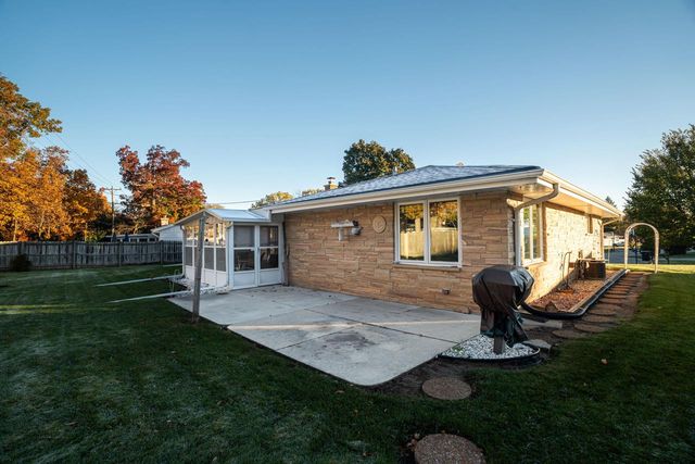 3725 W Abbott AVENUE, Greenfield, WI 53221