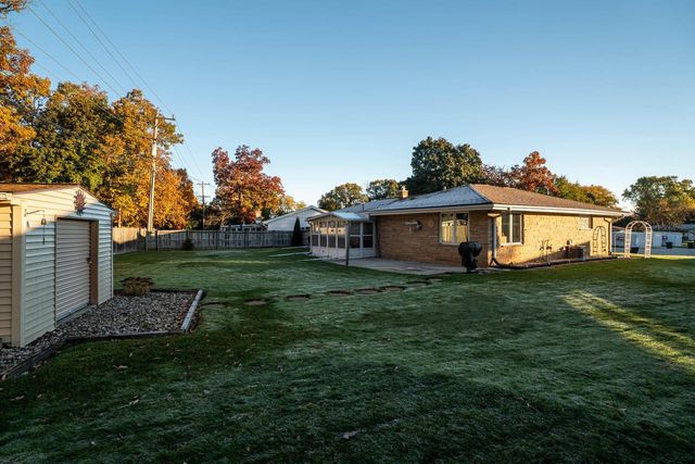 3725 W Abbott AVENUE, Greenfield, WI 53221