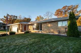 3725 W Abbott AVENUE, Greenfield, WI 53221