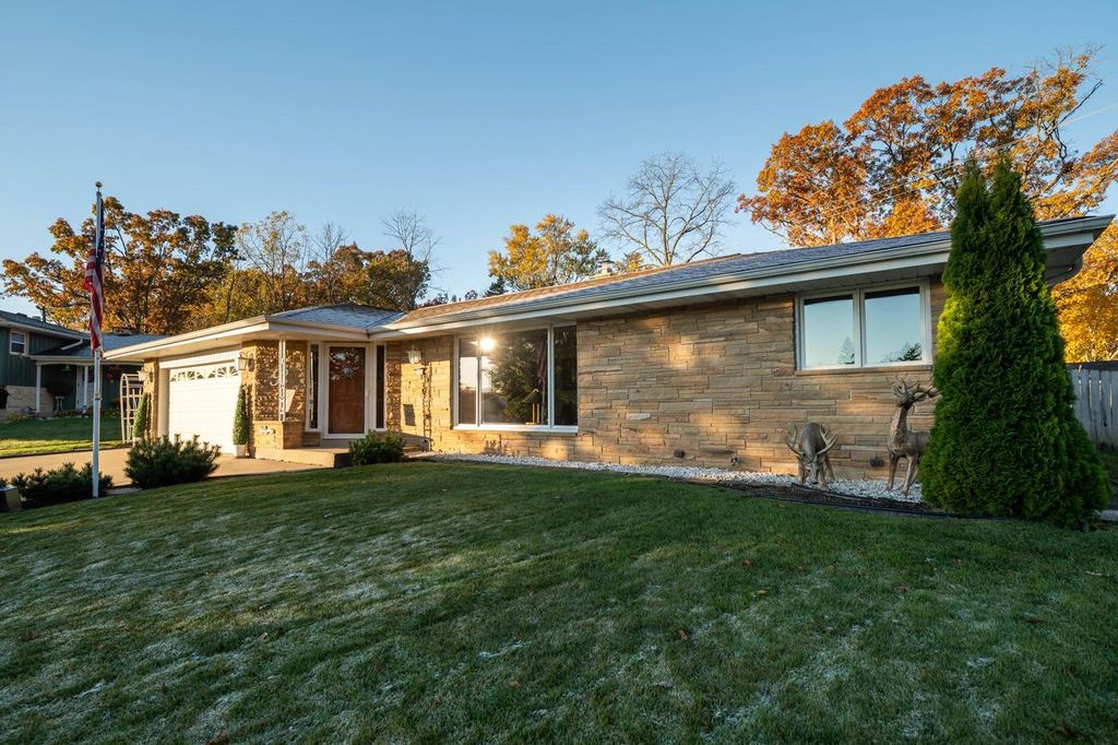 3725 W Abbott AVENUE, Greenfield, WI 53221