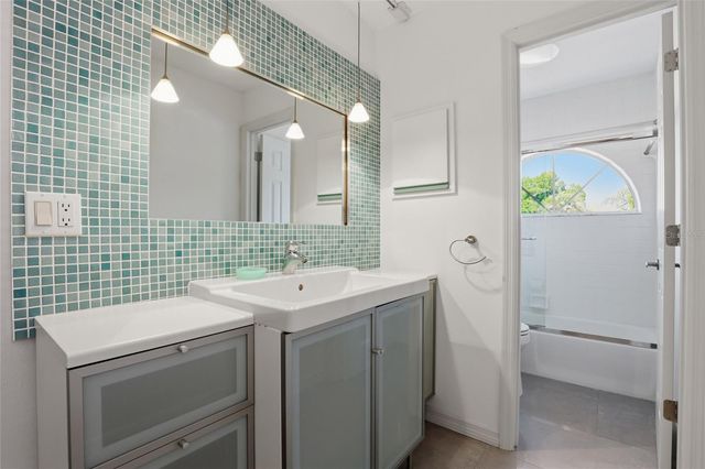 5588 GOLF POINTE DRIVE 1, Sarasota, FL 34243