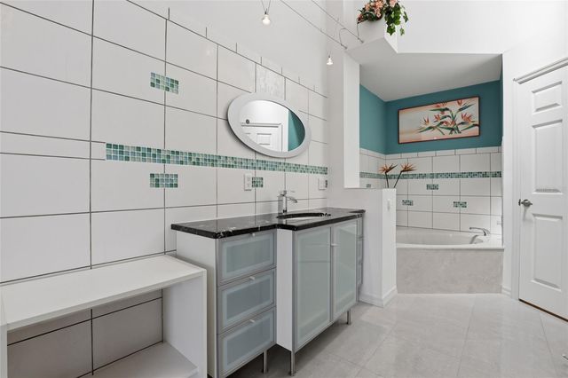 5588 GOLF POINTE DRIVE 1, Sarasota, FL 34243