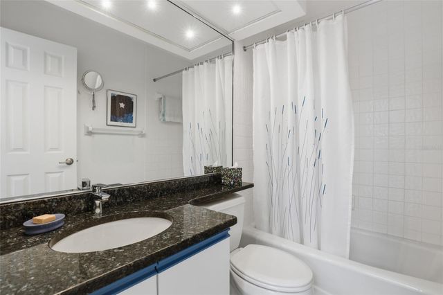 5588 GOLF POINTE DRIVE 1, Sarasota, FL 34243