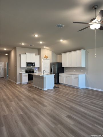 1156 Limestone Rdg, Seguin, TX 78155