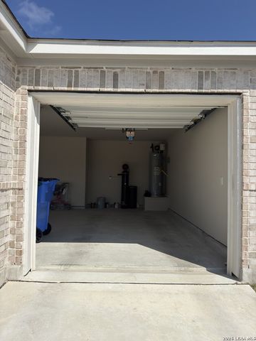 1156 Limestone Rdg, Seguin, TX 78155