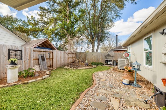 16910 Dusty Mill Drive W, Sugar Land, TX 77498