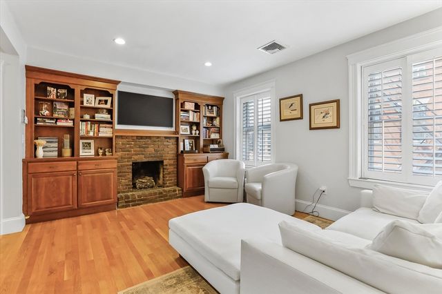 130 Myrtle St 7, Boston, MA 02114