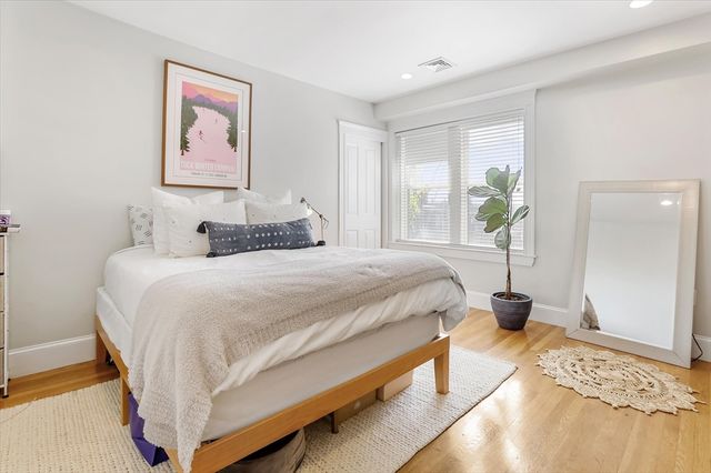 130 Myrtle St 7, Boston, MA 02114