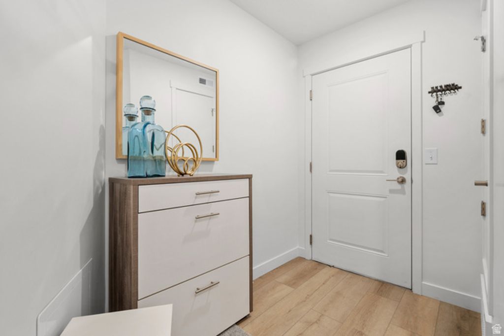 Image 11 of property listing at 8355 S SKY MIRROR LN #M102, Midvale, UT 84047