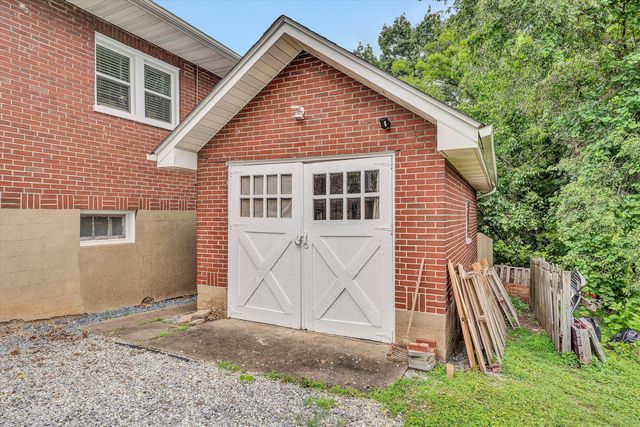 323 N Maple ST, Vinton, VA 24179