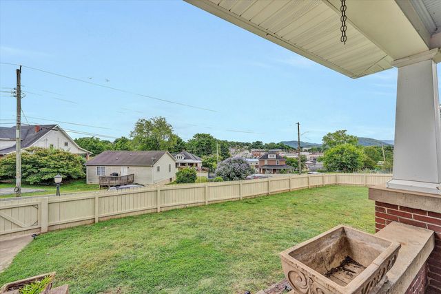 323 N Maple ST, Vinton, VA 24179