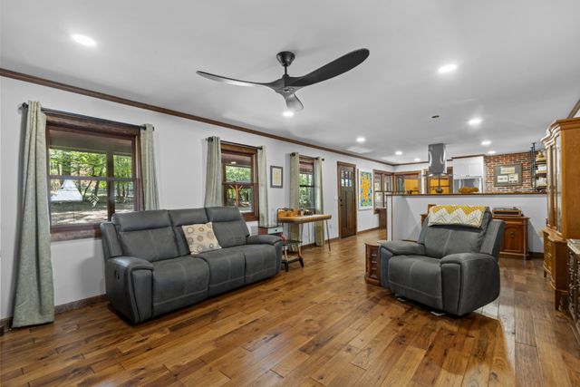 1035 Riverview Rd, Centerville, TN 37033