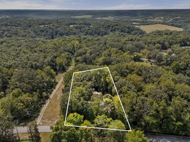 1035 Riverview Rd, Centerville, TN 37033