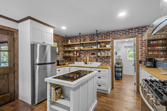 1035 Riverview Rd, Centerville, TN 37033