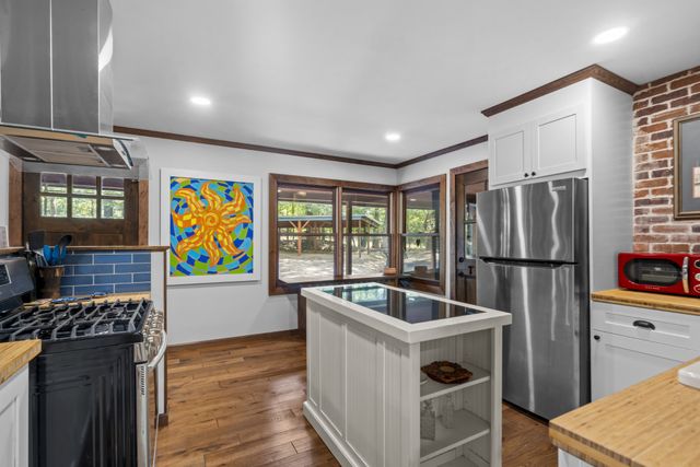 1035 Riverview Rd, Centerville, TN 37033