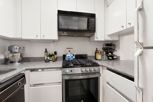 366 W 11th St Apt 6G, New York City, NY 10014