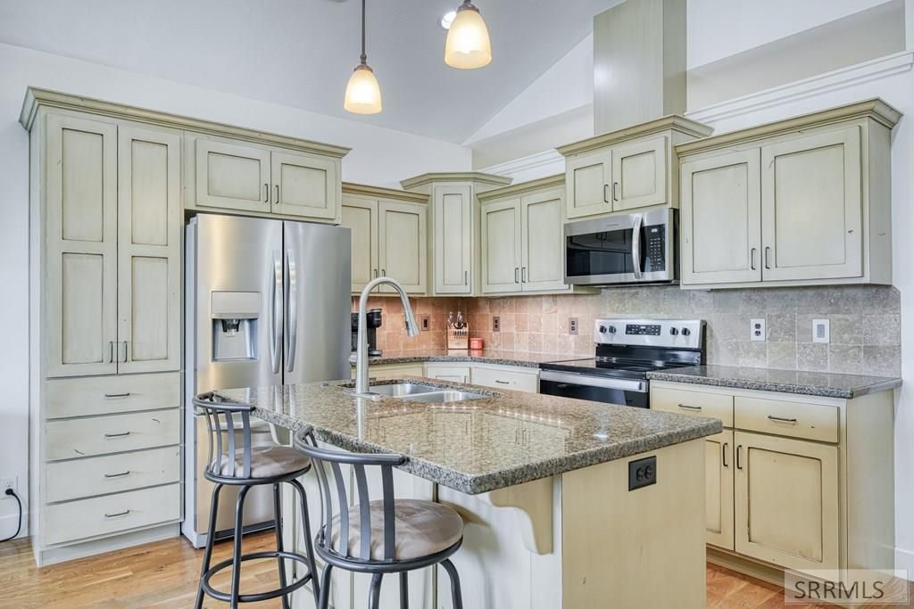 Image 5 of property listing at 6349 Tower Castle Loop, Ammon, ID 83406