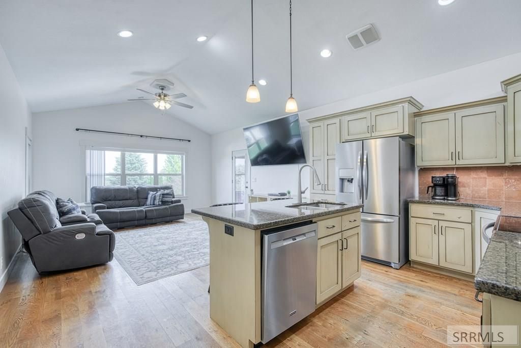 Image 8 of property listing at 6349 Tower Castle Loop, Ammon, ID 83406