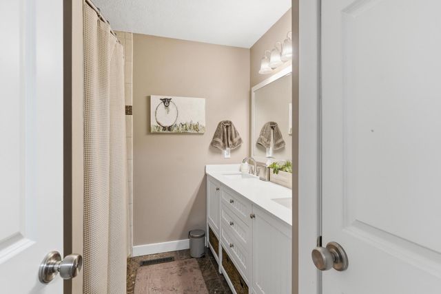 7361 Hunters Run, Eden Prairie, MN 55346