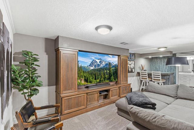 7361 Hunters Run, Eden Prairie, MN 55346