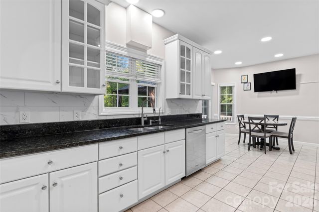 220 35th Avenue NE, Hickory, NC 28601