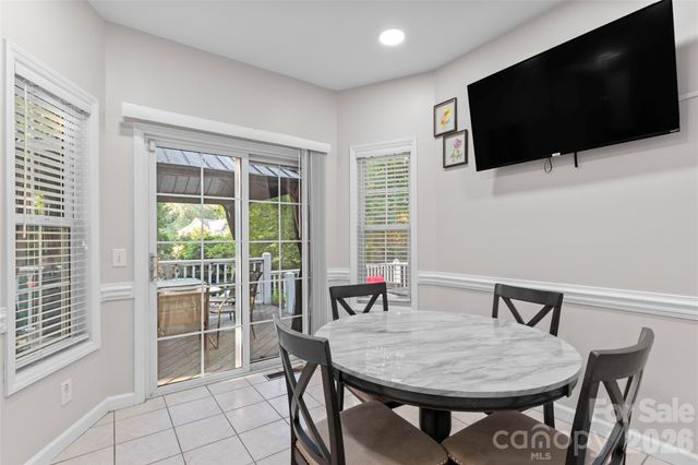 220 35th Avenue NE, Hickory, NC 28601