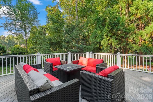 220 35th Avenue NE, Hickory, NC 28601