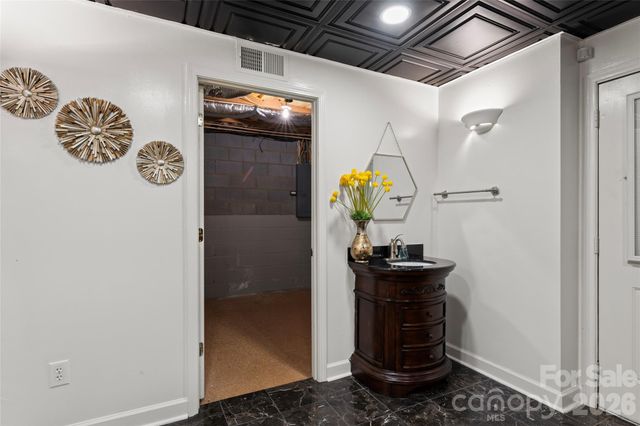 220 35th Avenue NE, Hickory, NC 28601