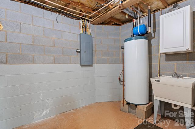 220 35th Avenue NE, Hickory, NC 28601