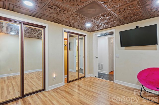 220 35th Avenue NE, Hickory, NC 28601