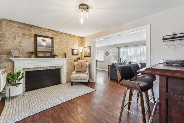 353 E Butterfield Road, Elmhurst, IL 60126