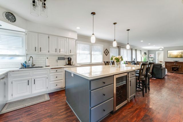 353 E Butterfield Road, Elmhurst, IL 60126