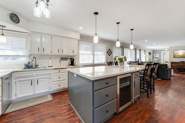 353 E Butterfield Road, Elmhurst, IL 60126