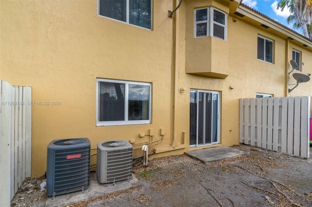 990 NE 33rd Ter 102, Homestead, FL 33033