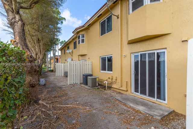 990 NE 33rd Ter 102, Homestead, FL 33033