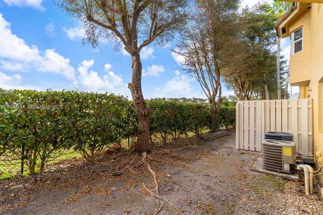 990 NE 33rd Ter 102, Homestead, FL 33033