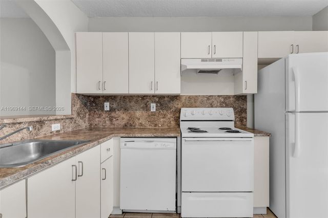 990 NE 33rd Ter 102, Homestead, FL 33033