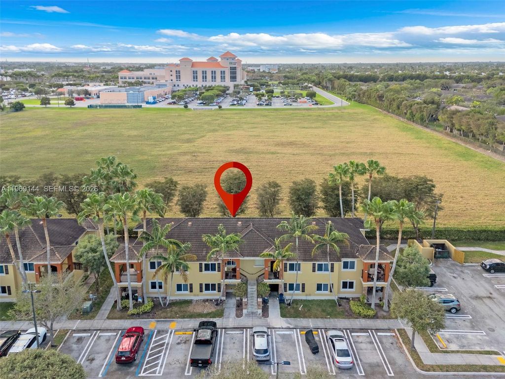 990 NE 33rd Ter 102, Homestead, FL 33033