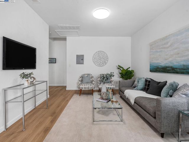 2801 38th Ave, Oakland, CA 94619