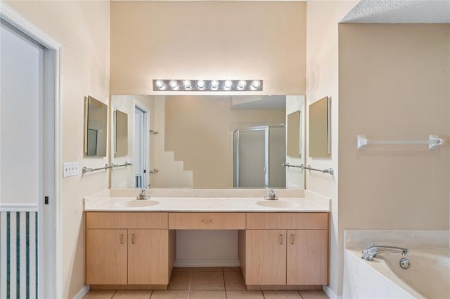 2208 WORTHINGTON GREENS DRIVE 2208, Sun City Center, FL 33573