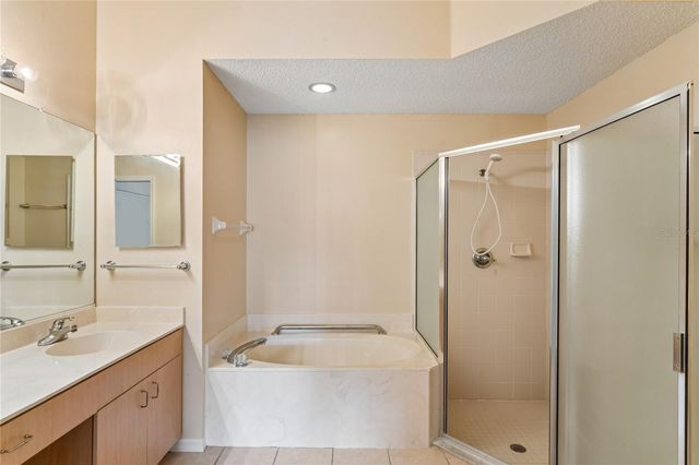 2208 WORTHINGTON GREENS DRIVE 2208, Sun City Center, FL 33573