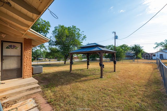451 NW F Avenue, Hamlin, TX 79520