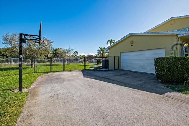11401 SW 72nd Pl, Pinecrest, FL 33156