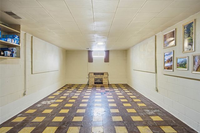 1211 68th Street, Windsor Heights, IA 50324