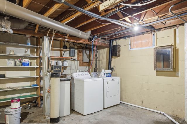 1211 68th Street, Windsor Heights, IA 50324