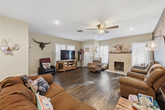 385 S Caldwell ST, Giddings, TX 78942