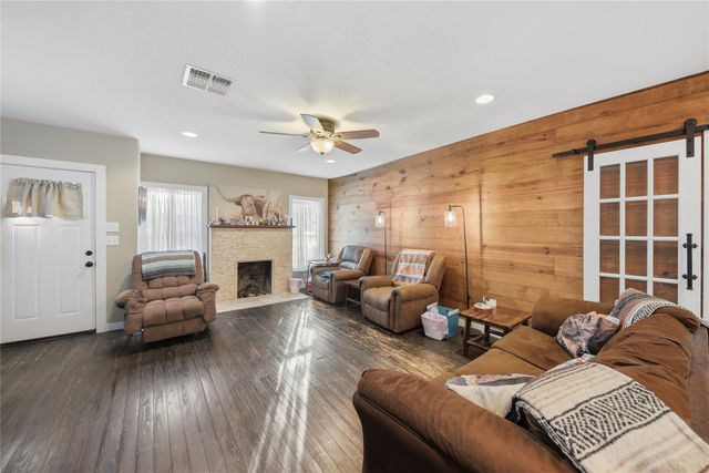 385 S Caldwell ST, Giddings, TX 78942