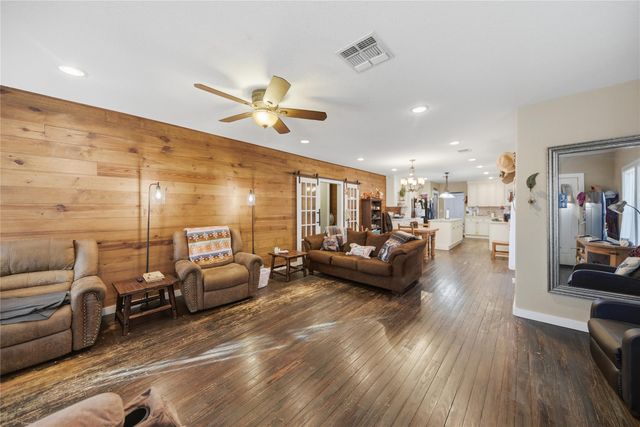 385 S Caldwell ST, Giddings, TX 78942