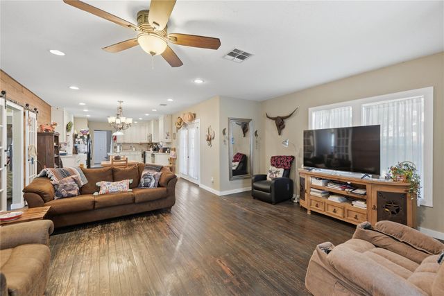 385 S Caldwell ST, Giddings, TX 78942